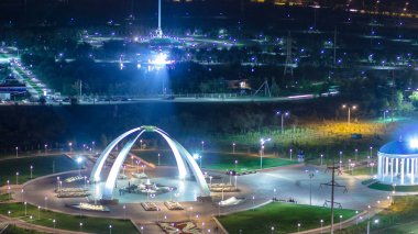 Park Aktobe şehri gece timelapse Kazakistan Cumhuriyeti ilk başkanı almıştır. Yukarıdan hava üstten görünüm. Batı Kazakistan.