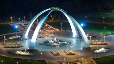 Park Aktobe şehri gece timelapse Kazakistan Cumhuriyeti ilk başkanı almıştır. Yukarıdan hava üstten görünüm. Batı Kazakistan.
