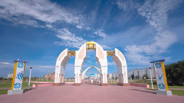 Aktobe şehri timelapse hyperlapse Kazakistan Cumhuriyeti ilk başkanı ismini Park girişi. Batı Kazakistan.