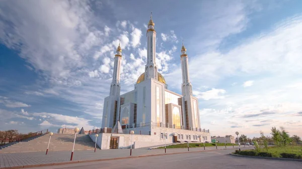 Cami Nur Gasyr Aktobe şehri timelapse hyperlapse içinde. Gün batımından önce mavi bulutlu gökyüzü. Kazakistan
