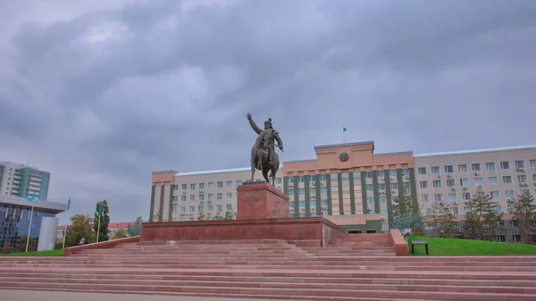 Abulkhair Khan Pomnik Mieście Aktobe Hyperlapse Timelapse Zachmurzone Niebo Zachodnim — Zdjęcie stockowe