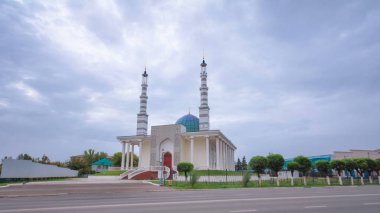 Ana cami Uralsk timelapse hyperlapse yüksek minare ile. Cami mavi gökyüzü. Güzel bir mimari yapı. Kazakistan