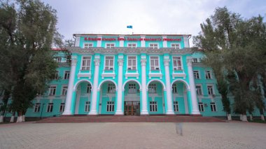 Ural Pedagoji Enstitüsü A. Pushkin sonra Uralsk timelapse hyperlapse adında. Şehir merkezinde yaya bölgesinde. Bulutlu gökyüzü. Kazakistan