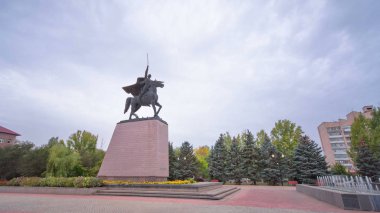 Uralsk timelapse hyperlapse anıt Chapaev için. Şehir merkezinde yaya bölgesinde. Bulutlu gökyüzü. Kazakistan