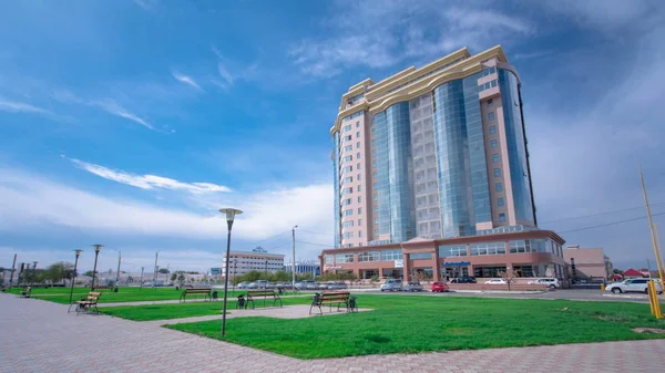 Modern konut şehir Atyrau timelapse hyperlapse içinde. Mavi bulutlu gökyüzü güneşli bir gün. Kazakistan