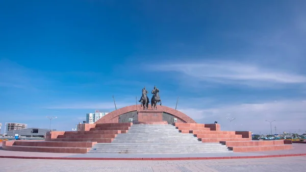Kazak kahramanlar, Makhambet Utemisov ve şehir Atyrau timelapse hyperlapse ruhum bir anıt. Mavi bulutlu gökyüzü güneşli bir gün. Kazakistan