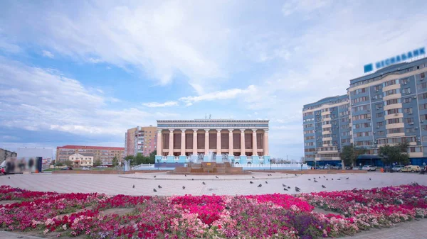 Tiyatro, Makhambet Utemissov şehir Atyrau timelapse hyperlapse içinde. Mavi bulutlu gökyüzü güneşli bir gün. Kazakistan