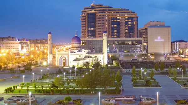 Cami merkezi ve şehir Atyrau gün gece timelapse hyperlapse için parkta. Hava üstten görünüm. Kazakistan