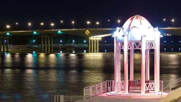 Paviljong Med Bänk Och Upplyst Bro Riverside Uralen Staden Atyrau — Stockfoto