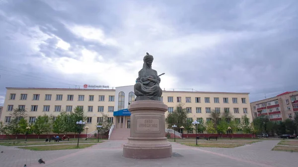 Anıt Dina Nurpeisova şehir Atyrau timelapse hyperlapse içinde. Mavi bulutlu gökyüzü. Kazakistan