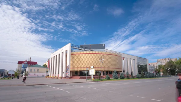 Uralsk タイムラプス Hyperlapse で建物のカザフ語ドラマ劇場 小さな町の中心部の観光スポット 西カザフスタン — ストック写真