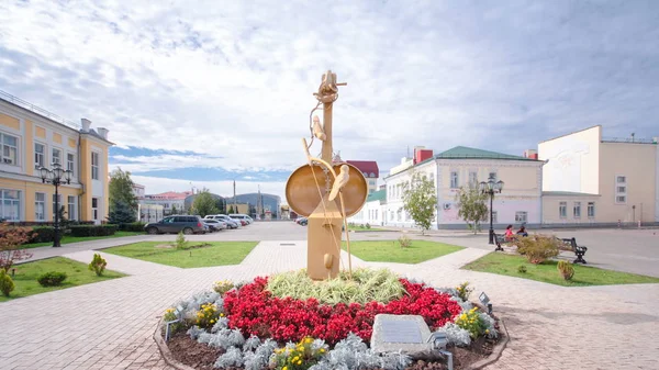 Uralsk タイムラプス Hyperlapse で建物のカザフ語ドラマ劇場の彫刻します 小さな町の中心部の観光スポット 西カザフスタン — ストック写真