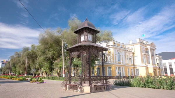 Hermoso Parque Con Reloj Pabellón Centro Uralsk Hiperlapso Timelapse Cielo —  Fotos de Stock