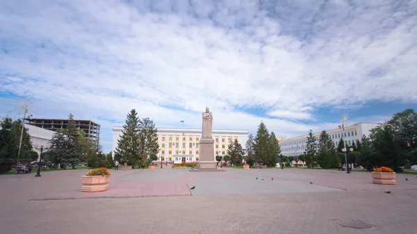 Monumento Abai Uralsk Timelapse Iperlasso Zona Pedonale Nel Centro Della — Foto Stock