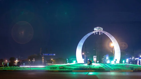 Uralsk 夜タイムラプス Hyperlapse Omegovsky リングの中央に花壇 サークルで夜のトラフィック カザフスタン — ストック写真