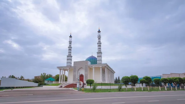 Mesquita Principal Com Altos Minaretes Uralsk Hyperlapse Timelapse Mesquita Contra — Fotografia de Stock