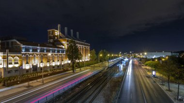 Merkez Tejo 19. yüzyıl enerji santrali elektrik Müzesi Lizbon, Portekiz dönüştü. Brasilia ve Hindistan avenue üzerinde gece trafik