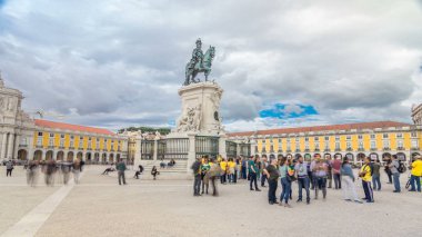Lisbon, Portekiz - Ekim 2018 yaklaşık: Kral Jose bronz heykeli ben ve zafer takı ticaret Rua Augusta, Lizbon, Portekiz kare. Bulutlu gökyüzü. Sonra büyük 1775 Lizbon deprem Deprem kare tamamen yenilenmiş yapıldı..