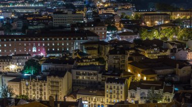 Sonbahar gece, Portekiz aydınlatılmış binalar ile şehir merkezinin Lizbon hava panorama görünüm. Üstten görünüm Miradouro da Nossa Senhora üzerinden yapmak Monte bakış açısı