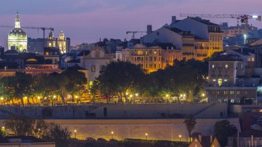 Sonra günbatımı hava panorama Lizbon şehir merkezinin çatılar ile sonbahar gün gece geçiş, Portekiz için görüntüleyin. Sophia de Mello Breyner Andresen bakış açısıyla üstten görünüm