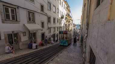 Lisbon, Portekiz - Ekim 2018 yaklaşık: Gloria füniküler (Elevador da Gloria) Lizbon şehrinde. Gloria füniküler Pombaline downtown Bairro Alto ile bağlanır