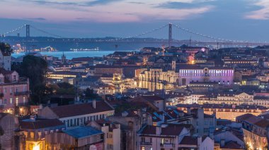 Sonra gece geçiş, Portekiz için sonbahar gün günbatımı hava panorama manzaraya kırmızı çatılar ile şehir merkezinin Lizbon. Sophia de Mello Breyner Andresen bakış açısıyla üstten görünüm