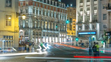 Dom Joao da Camara Meydanı'na Praça Dom Pedro IV veya Rossio Lisbon şehir gece meydanda. Işıklı bina ve yolda trafik