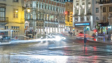 Dom Joao da Camara Meydanı'na Praça Dom Pedro IV veya Rossio Lisbon şehir gece meydanda. Işıklı bina ve yolda trafik