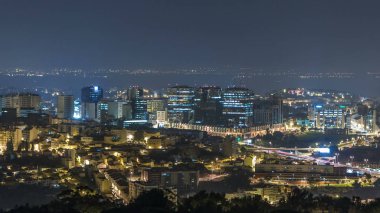 Lizbon ve Monsanto gecede bir bakış açısıyla Almada üzerinden panoramik görünüm. Trafik ile hava üstten görünüm