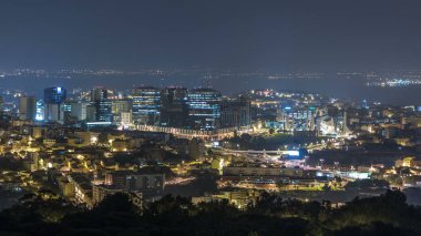 Lizbon ve Monsanto gecede bir bakış açısıyla Almada üzerinden panoramik görünüm. Trafik ile hava üstten görünüm