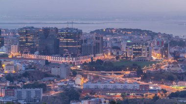 Panoramik Lizbon ve Almada Monsanto gecede bir bakış açısıyla gün geçmesini sağlayın. Trafik ve morern binaları ile hava üstten görünüm