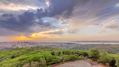 Monsanto sabah bir bakış açısı Lizbon ve Almada manzara panoramik gündoğumu. Renkli bulutlar ve ışık ışınları ile hava üstten görünüm