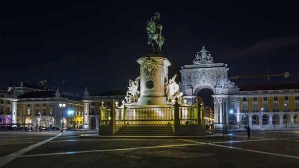 鲁阿奥古斯塔的凯旋门和葡萄牙里斯本的商业广场上的国王何塞 一世的铜像在夜间灯火通明 1775年里斯本大地震后 广场被彻底改造 — 图库照片