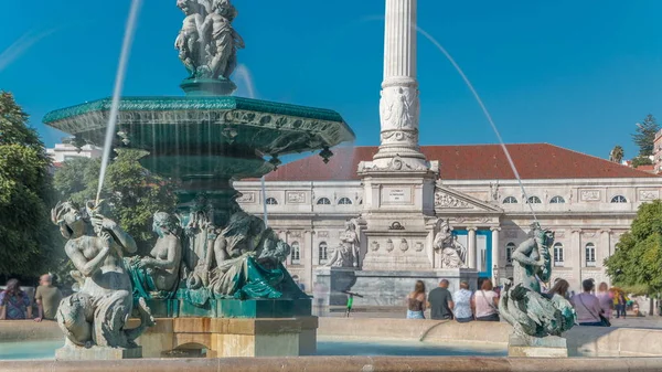 葡萄牙里斯本Rossio广场或Pedro Iv广场的喷泉 背景为建筑物 — 图库照片