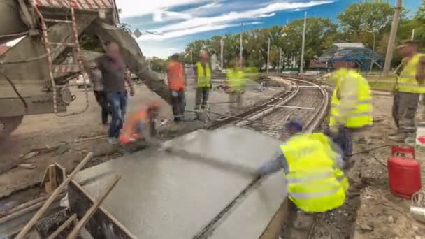 Trabajos de hormigón para la construcción de carreteras con muchos trabajadores e hiperlapso del timelapse del mezclador — Vídeo de stock