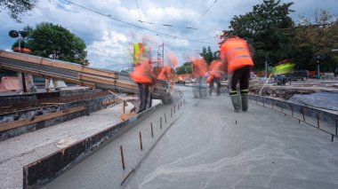 Beton yol yapım birçok işçi ve mikser timelapse hyperlapse ile çalışıyor. Tramvay parça yeniden inşası