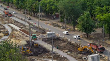 Endüstriyel Kamyon yükleyici ekskavatör ve toprak kaldırma ve yol inşaat sitesinde bir damperli kamyon timelapse içine yükleme buldozer. Tramvay parça yeniden inşası, havadan görünümü