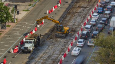 Toprak kaldırma ve asdfhlsq inşaat sitesinde bir damperli kamyon timelapse içine boşaltma Endüstriyel Kamyon yükleyici tarak. Tramvay parça yeniden inşası, havadan görünümü