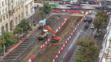 Toprak kaldırma ve asdfhlsq inşaat sitesinde bir damperli kamyon timelapse içine boşaltma Endüstriyel Kamyon yükleyici tarak. Tramvay parça yeniden inşası, havadan görünümü