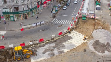 Buldozer taşır ve toprak ve moloz yol timelapse substrat üzerine yayılır. İş buldozer bir tramvay yeniden inşası üzerinde izler. Yol yapım aşamasında. Hava üstten görünüm