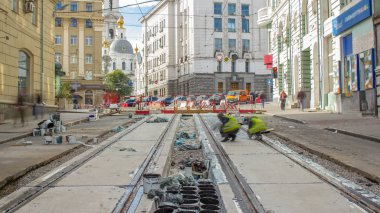 İşçiler modern tren rayların tramvaylar için inşaat işleri sonra tren tramvay hattının temizlik yapmak. . Tramvay parça yeniden inşası