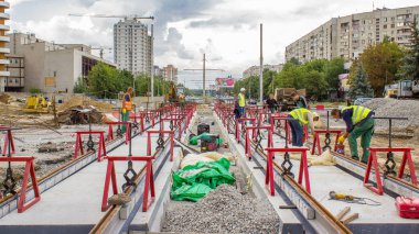 Tramvay rayları kendi yükleme ve beton yol timelapse tabaklarda entegrasyon aşamasında. Tramvay yeniden inşası süreci izler