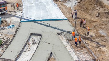 Beton yol yapım ile düzgün ve Beton pompa makine timelapse birçok işçi için çalışır. Tramvay yeniden inşası izler. Yukarıdan hava üstten görünüm