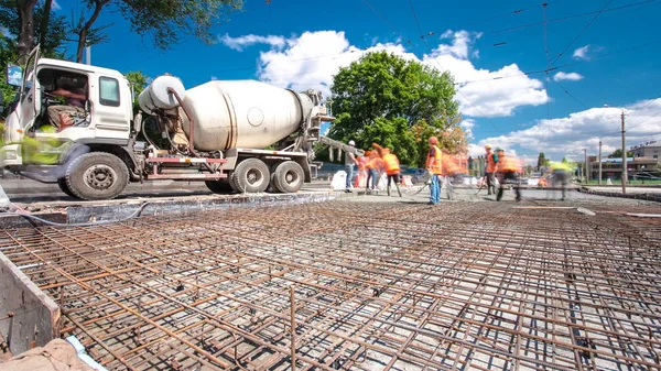 Travaux Béton Pour Construction Routes Avec Nombreux Travailleurs Mélangeur Timelapse — Photo