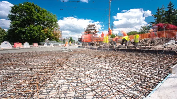 Trabalhos Concretos Para Construção Estradas Com Muitos Trabalhadores Misturador Timelapse — Fotografia de Stock