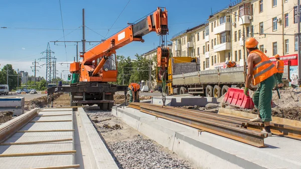 Ein Orangefarbener Bauteleskop Mobilkran Entlädt Zeitraffer Straßenbahnschienen Aus Dem Lkw — Stockfoto