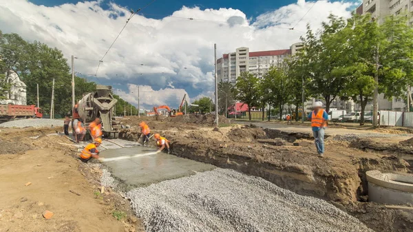 Budowy Utrzymania Dróg Wielu Pracowników Mikser Maszyny Timelapse Prac Betonowych — Zdjęcie stockowe