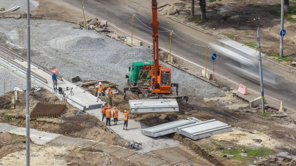 Instalowanie Płyty Betonowe Pomocą Dźwigu Drodze Budowy Witryny Timelapse Przemysłowej — Zdjęcie stockowe