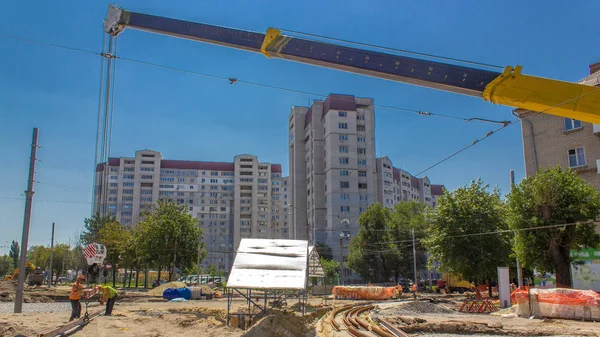 Construcción Naranja Grúa Móvil Telescópica Carriles Tranvía Móvil Timelapse Trabajadores —  Fotos de Stock