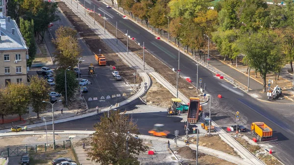 Asphaltfertiger Walze Und Lkw Während Der Asphaltierungszeit Auf Der Baustelle — Stockfoto